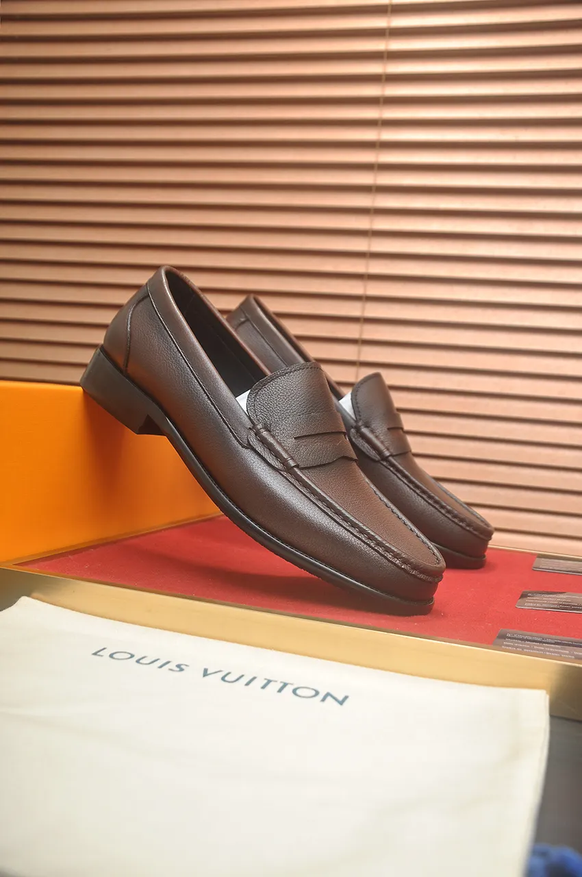 Men's men's shoes 💰540💶 [LV] (original single cowhide lining) 🍀LV's latest genuine leather business suit shoes are launched simultaneously on the official website. The first-layer cowhide imported from Italy is made of heavy gold, 💥official website 1:1 rubber outsole. Versatile to wear, high-end without losing class, and the color combination is extraordinary. This four-season style is alluring when worn on your feet, showing off your big-name flair. Standard code 39-45 (45 customized)